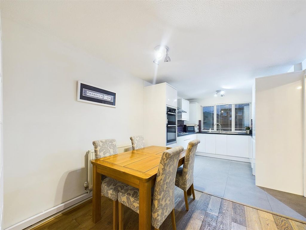 Property photo 3 of 14 Cam03510G0-Pr0244-Still029.Jpg