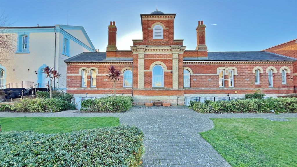 Property photo 1 of 14 Outside - Front