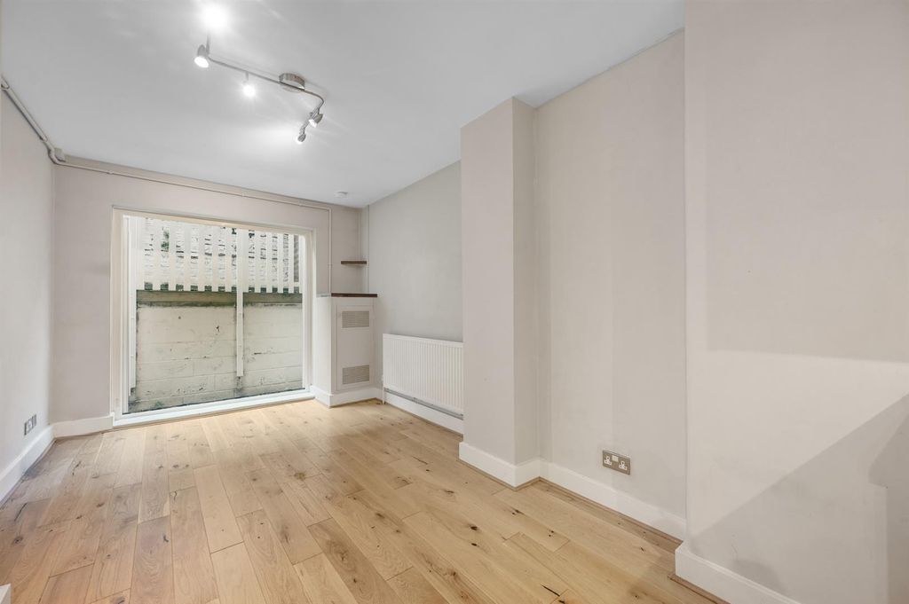 Property photo 3 of 8 Overstone Road