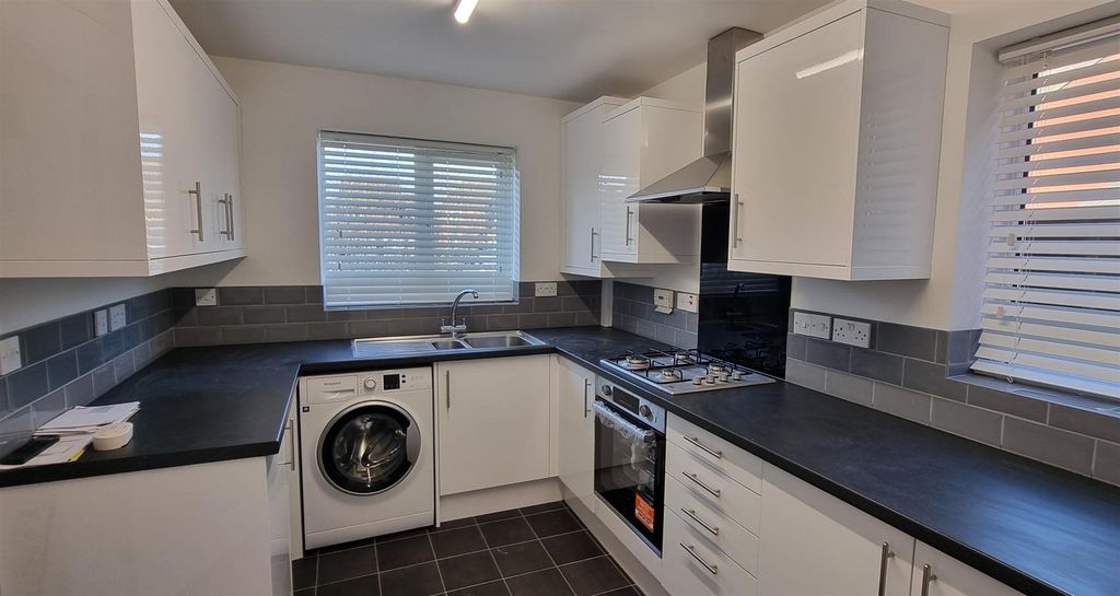 Property photo 2 of 19 Kitchen Breakfast