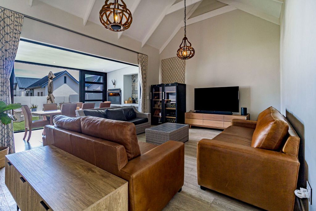 Property photo 2 of 19 Sw1726308