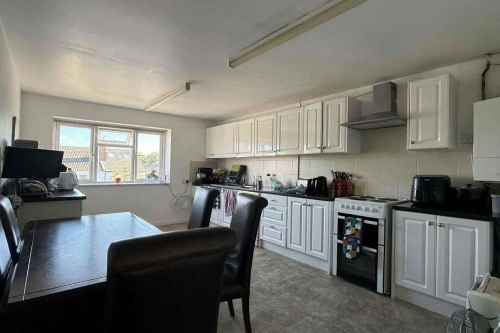 Property photo 3 of 7 Kitchen