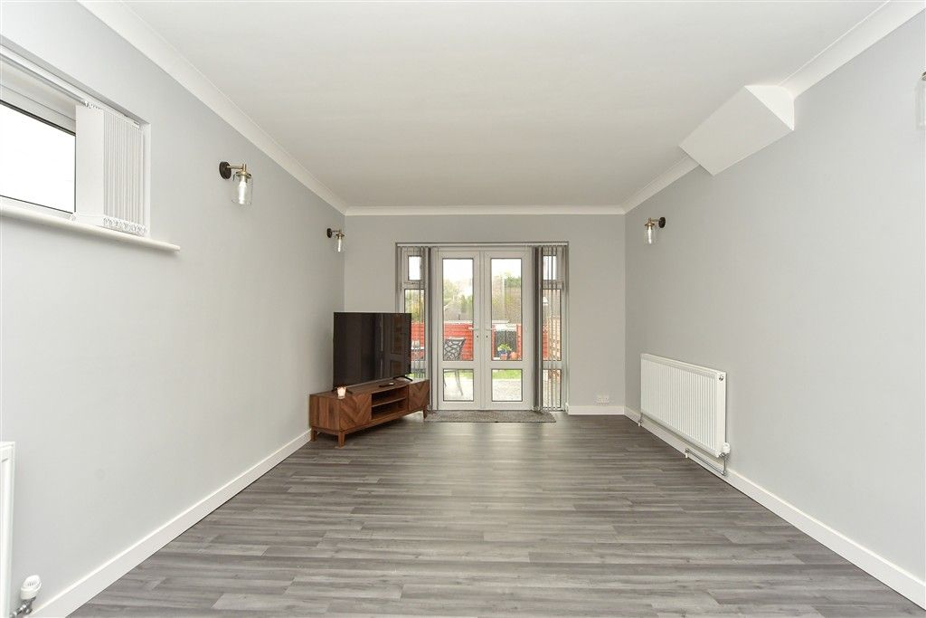 Property photo 3 of 15 Lounge