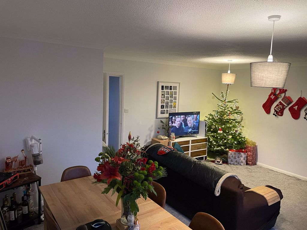 Property photo 1 of 17 Lounge / Dinnng Area