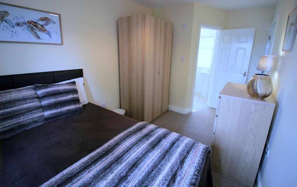 Property photo 1 of 6 Bedroom