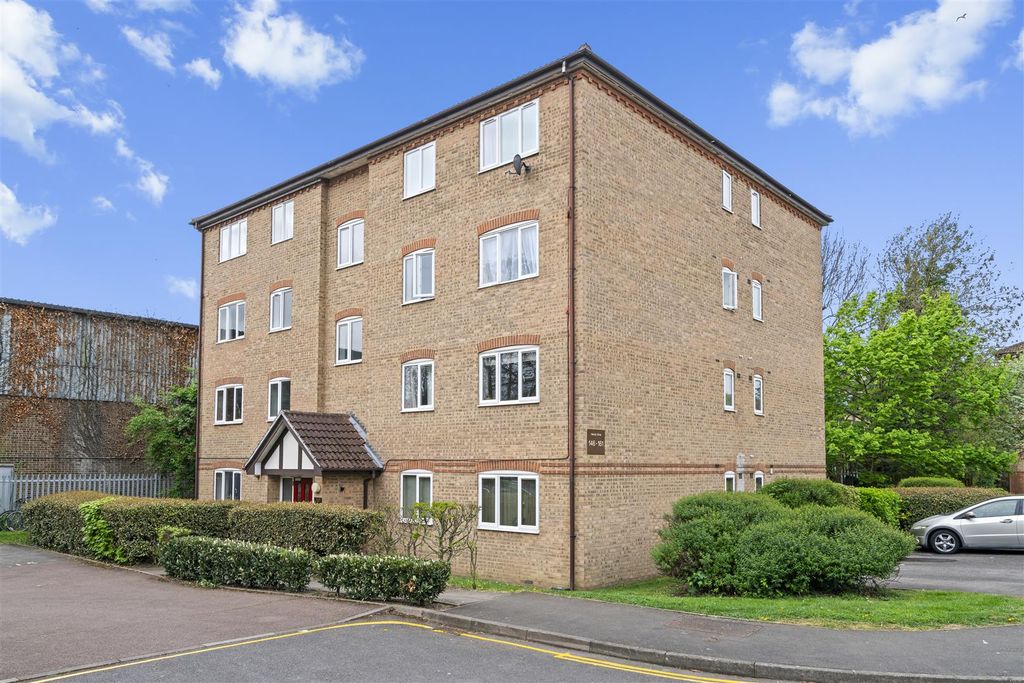 Property photo 2 of 18 147 Varsity Drtwickenham Tw1 1Al-17.Jpg