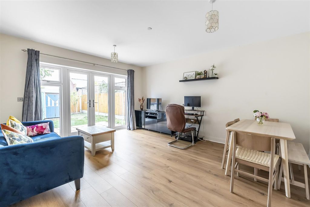 Property photo 2 of 23 15-Winchester-Mews-13.Jpg