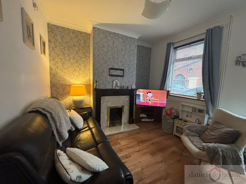 Property photo 2 of 20 85584F43-652d-4Ffd-9Bdb-0F4c0Dfd5700