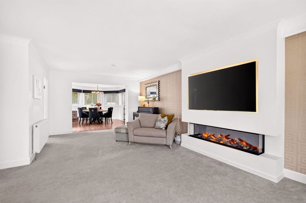 Property photo 3 of 43 Lounge