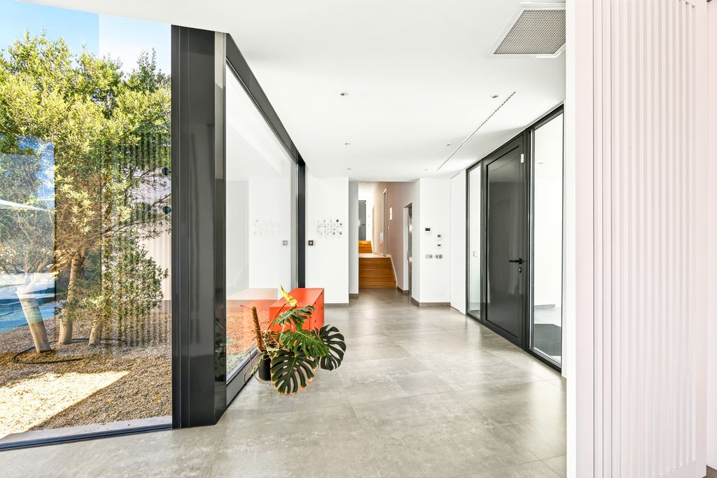 Property photo 2 of 53