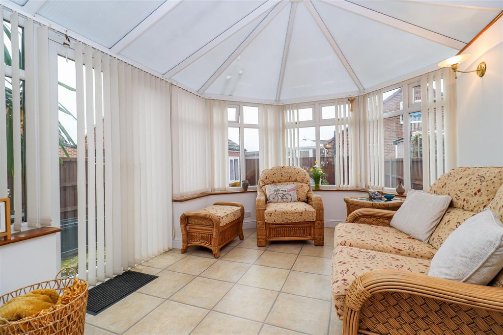 Property photo 3 of 10 Conservatory