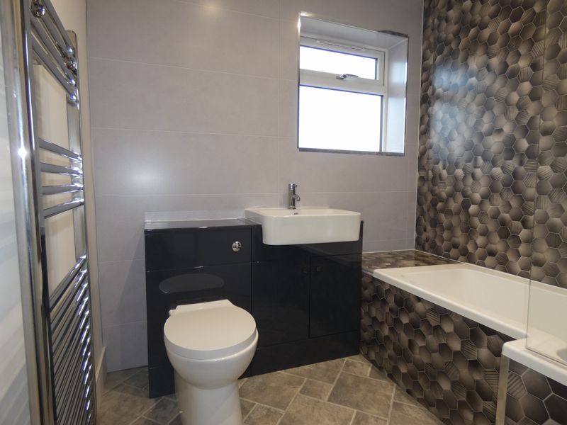 Property photo 2 of 11 Bathroom