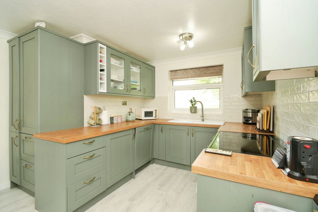 Property photo 2 of 20 Kitchen