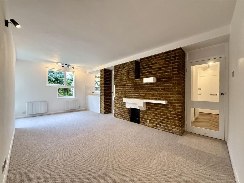 Property photo 2 of 18 Langham House Close