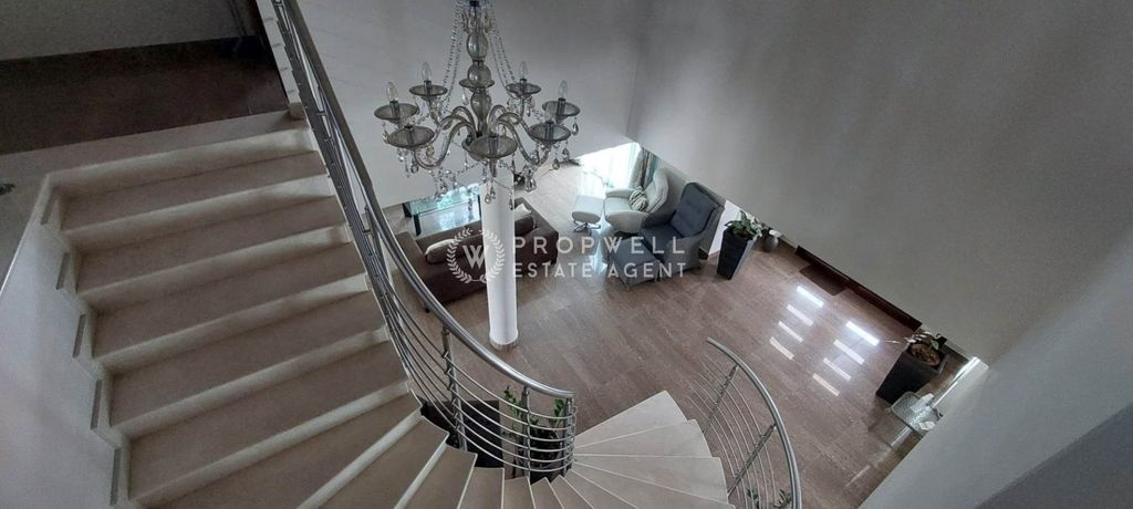 Property photo 2 of 40