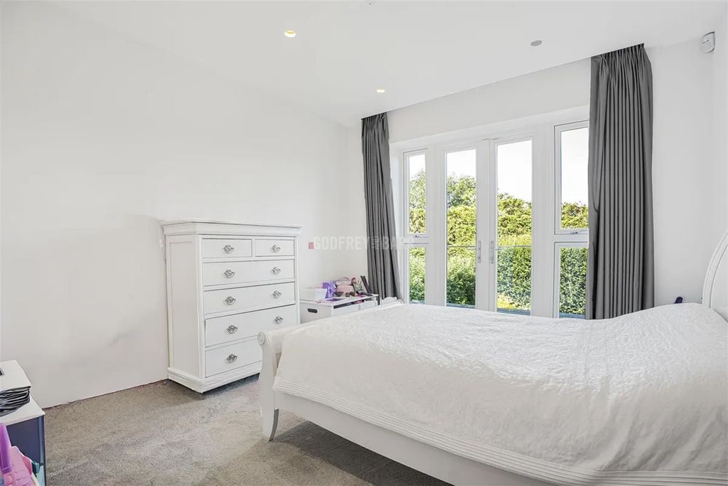 Additional image 14 of 3 bed flat to rentCockfosters Road, Hadley Wood EN4