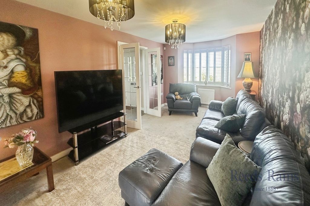 Property photo 3 of 18 Lounge