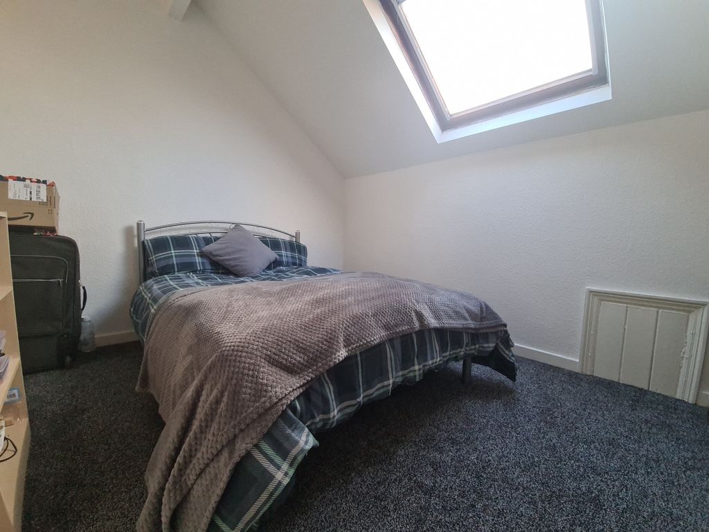 Property photo 3 of 8 A Cozy Bedroom Featuring A Comfortable Double Bed ...