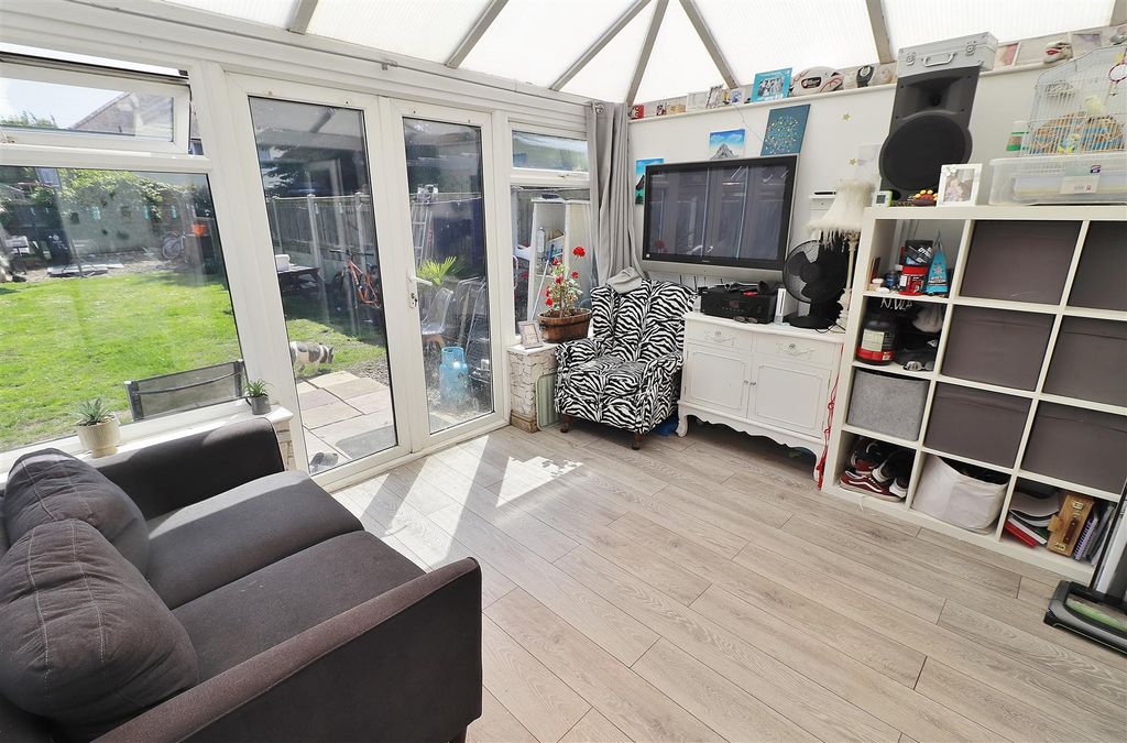 Property photo 3 of 11 Conservatory