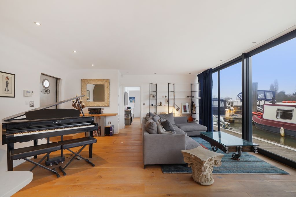 Property photo 3 of 14 Barge Walk, Ferry Yacht Station - 9Xfhvpzwiptdztip