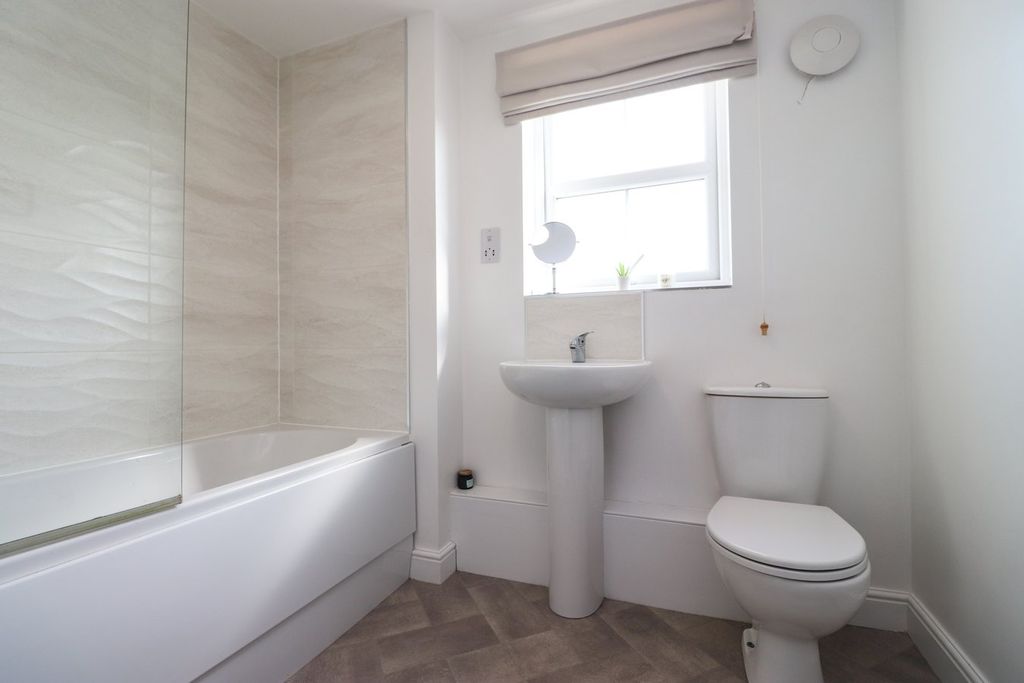 Property photo 3 of 13 Bathroom