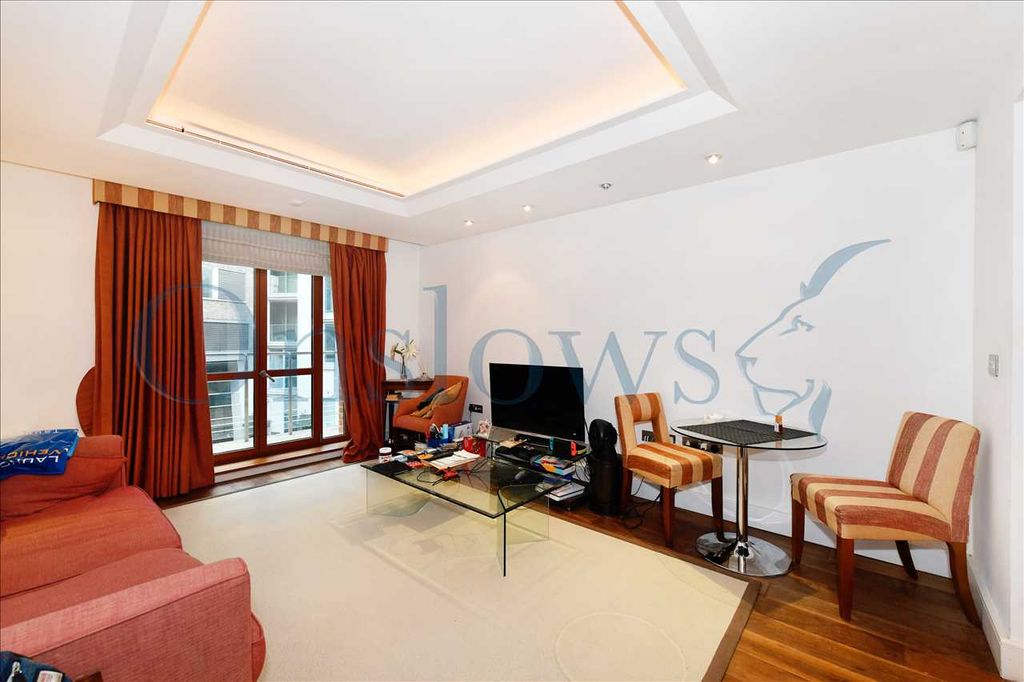 Property photo 2 of 11 Lounge