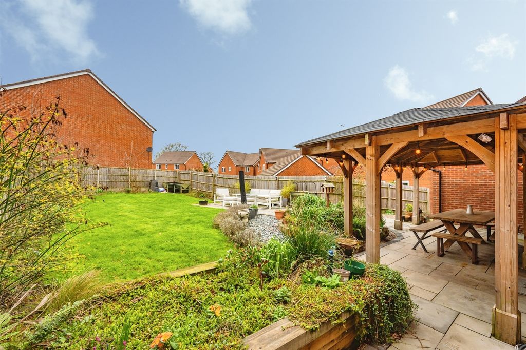 Property photo 2 of 21 Gardens: