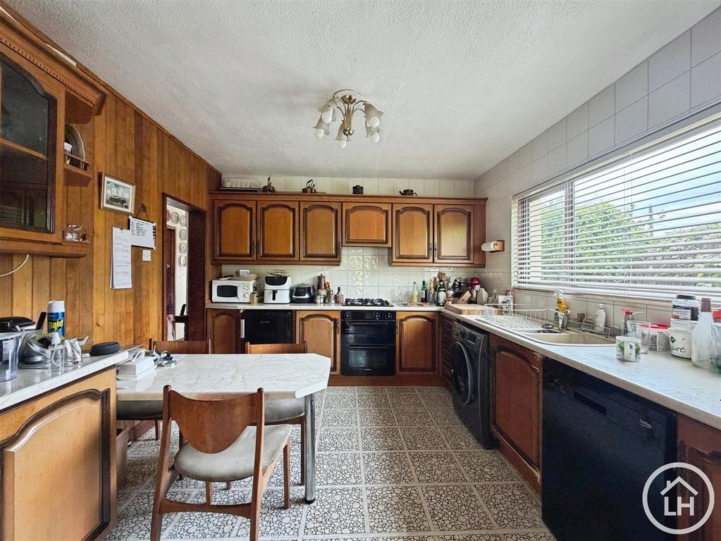 Property photo 3 of 18 Kitchen