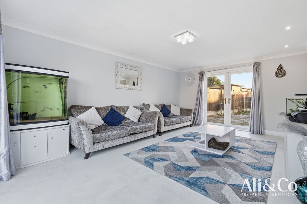 Property photo 2 of 27