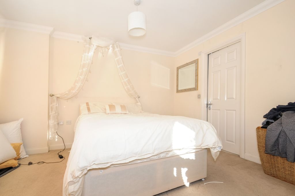 Property photo 3 of 10 Bedrooom