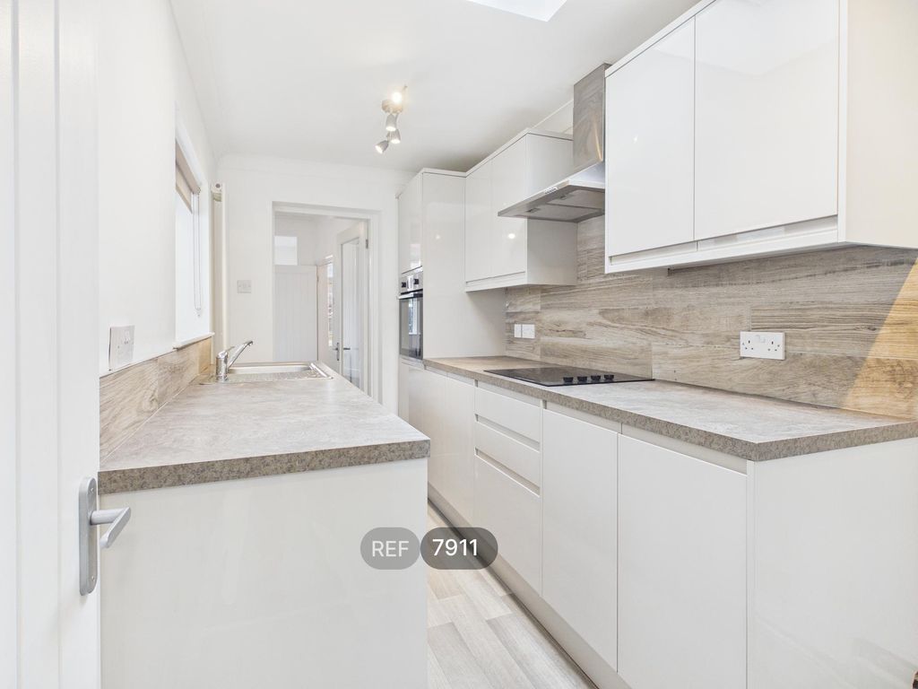 Property photo 3 of 25 Kitchen