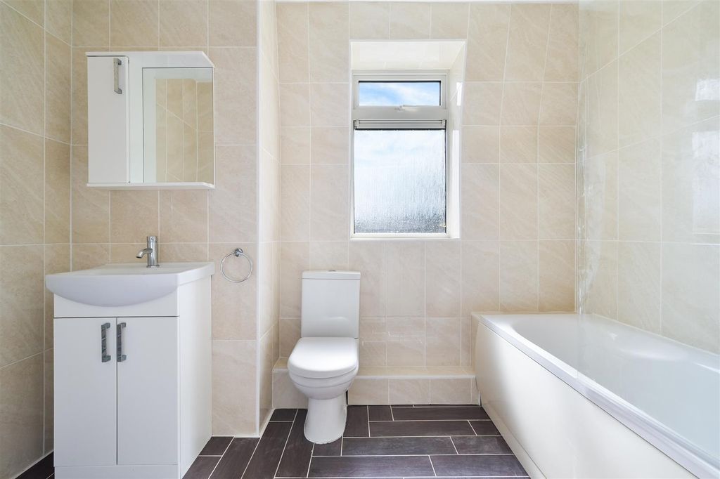 Property photo 3 of 16 Laxton Garden (6).Jpg