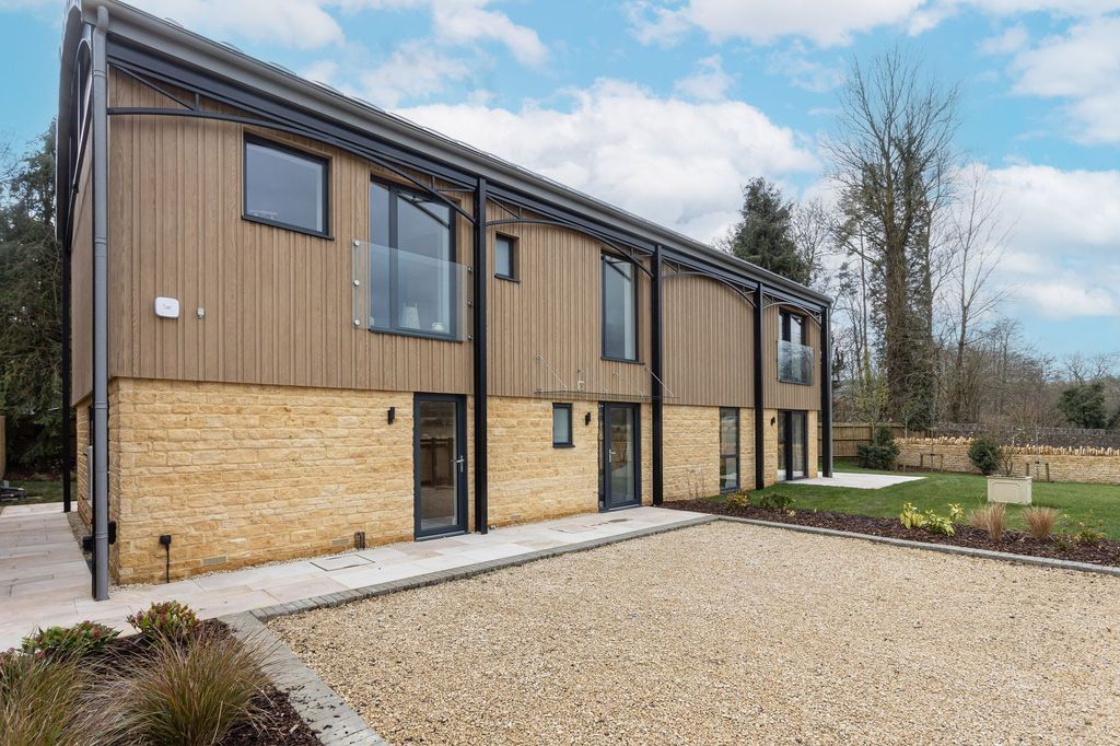 Property photo 2 of 27