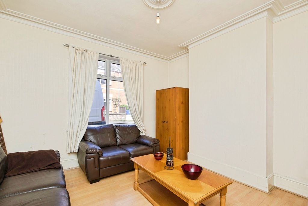 Property photo 3 of 20 Lounge