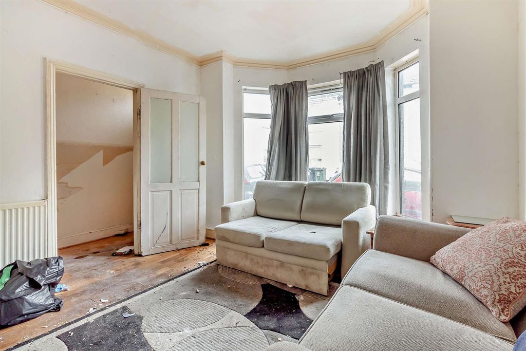 Property photo 3 of 8 8673487-Interior02-800.Jpg