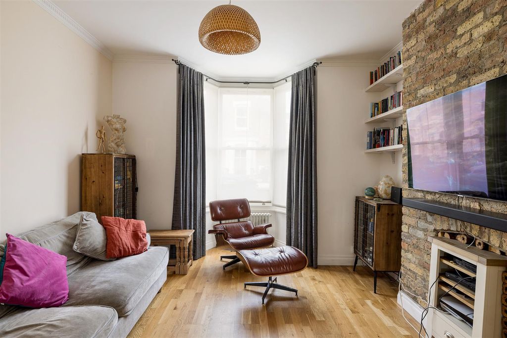 Property photo 2 of 32 Hassett Road, N16