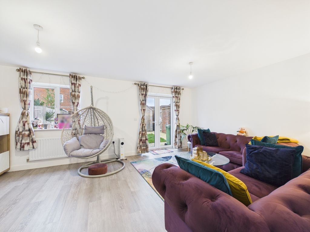 Property photo 3 of 18 Cam04018G0-Pr0454-Still019