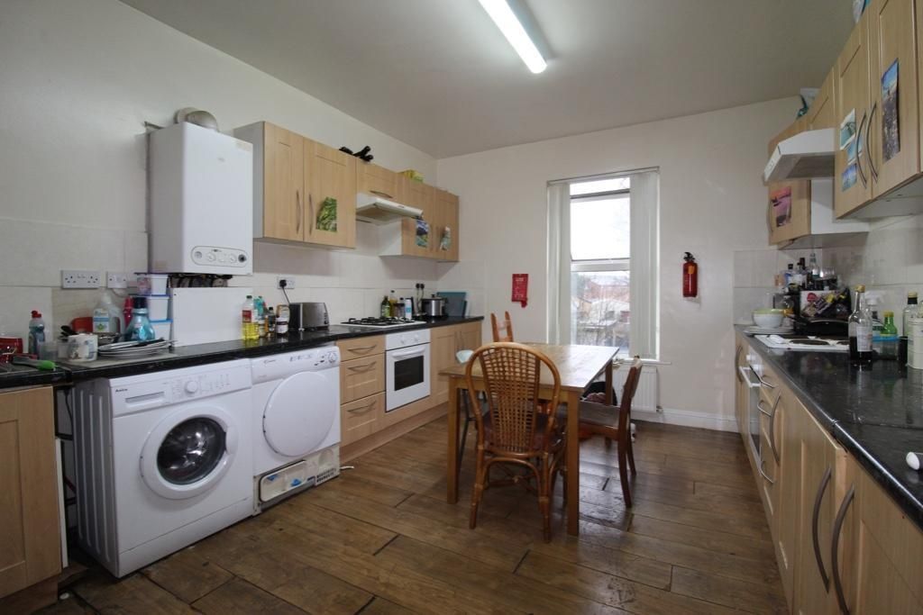 Property photo 3 of 9 Bright Communal Kitchen With Ample Worktops, Integ...