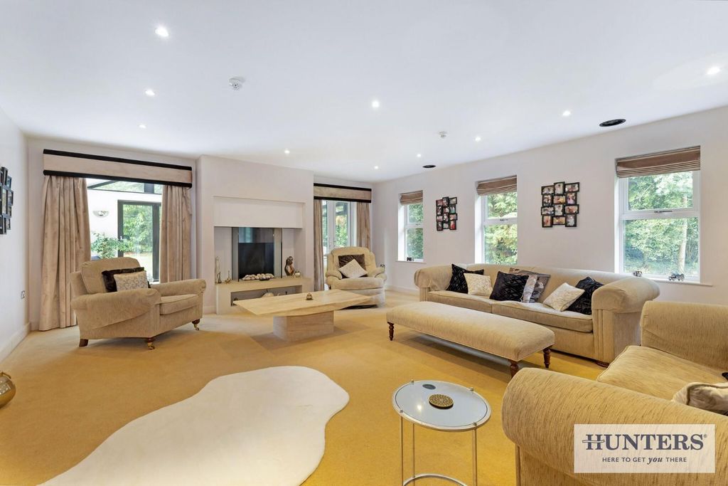 Property photo 3 of 40 96880_Greenacres-Esholt-Avenue-Guiseley (12) - Cop