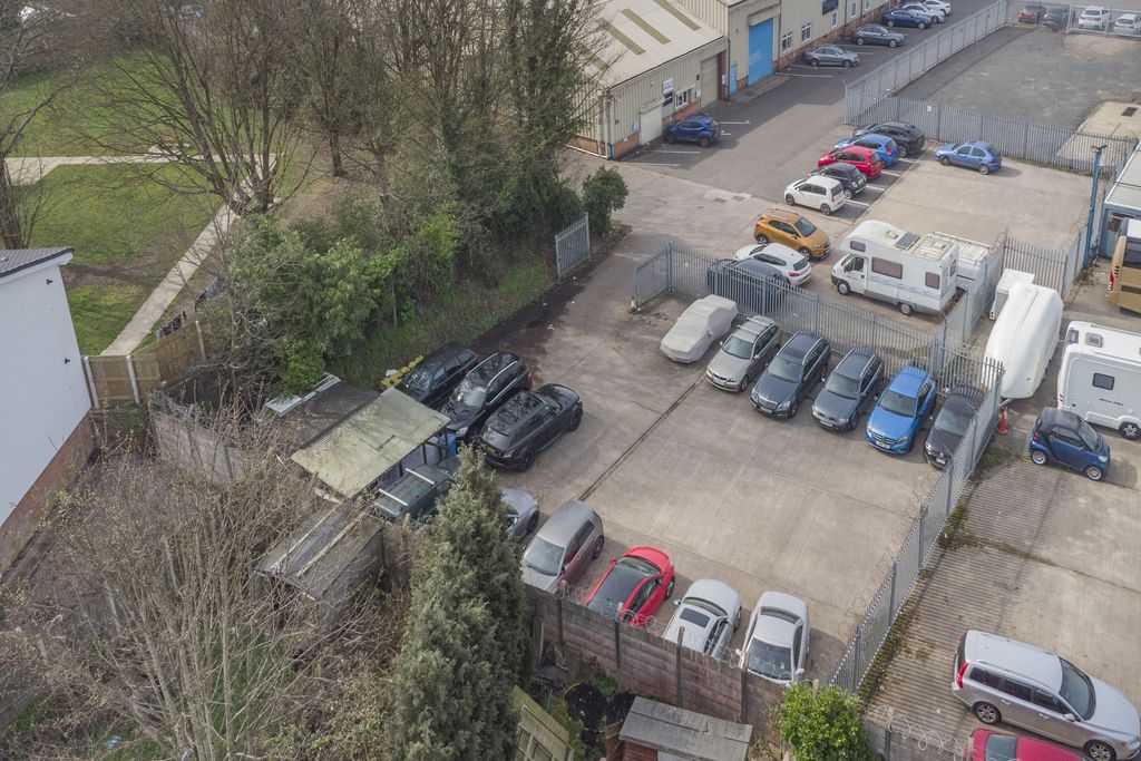 Property photo 3 of 3 8682328-Exterior07-800