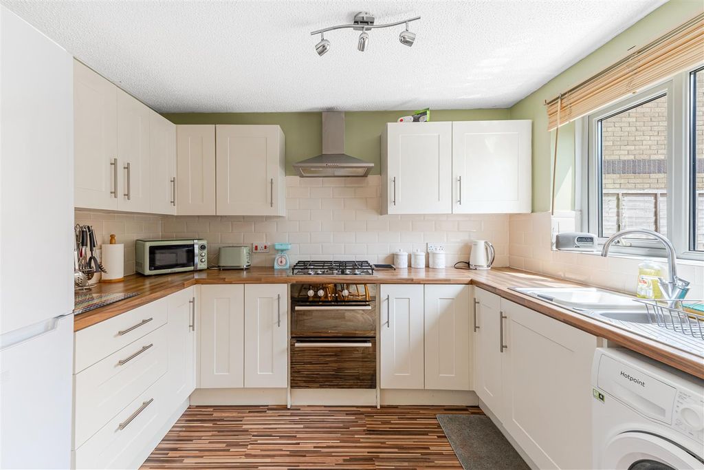 Property photo 3 of 19 Kitchen