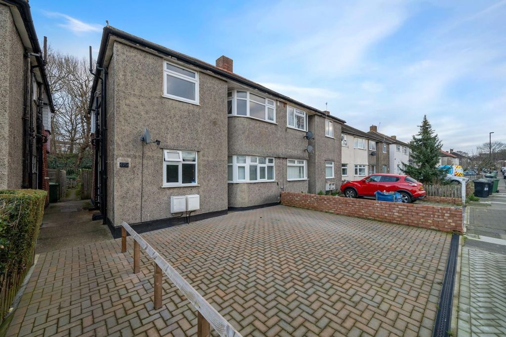 Property photo 2 of 16 01-0B4981876 - Propworld - Ns - 172 Meadow View Lo