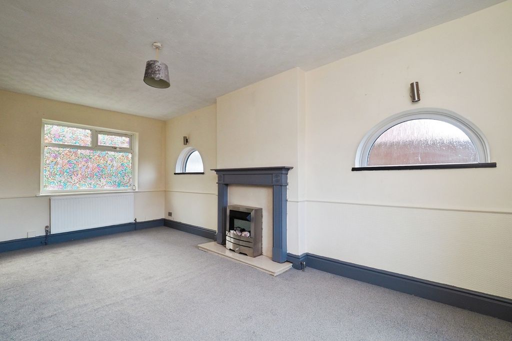 Property photo 3 of 18 Lounge