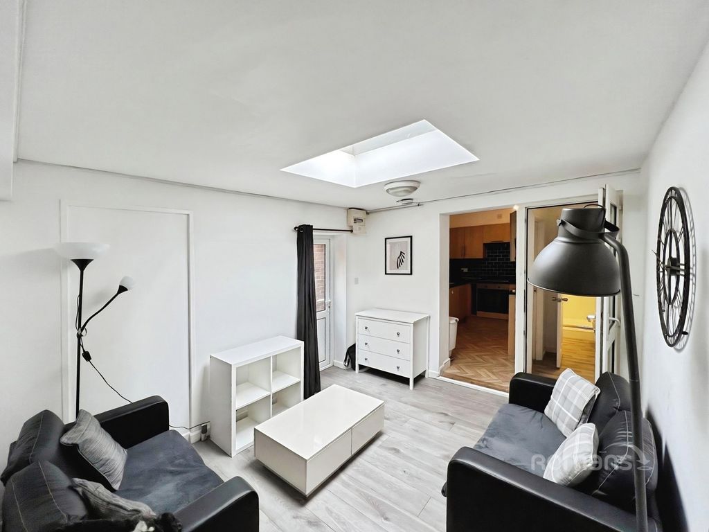 Property photo 3 of 8 Pbox-Img.Jpg