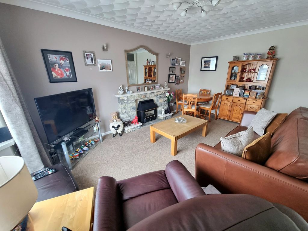 Property photo 3 of 22 Lounge
