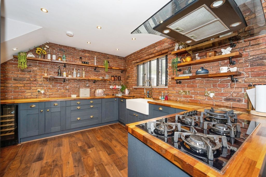 Property photo 3 of 18 Kitchen/Dining Room