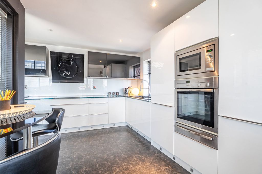 Additional image 16 of 3 bed penthouse for salePenthouse, Kings Court NG1