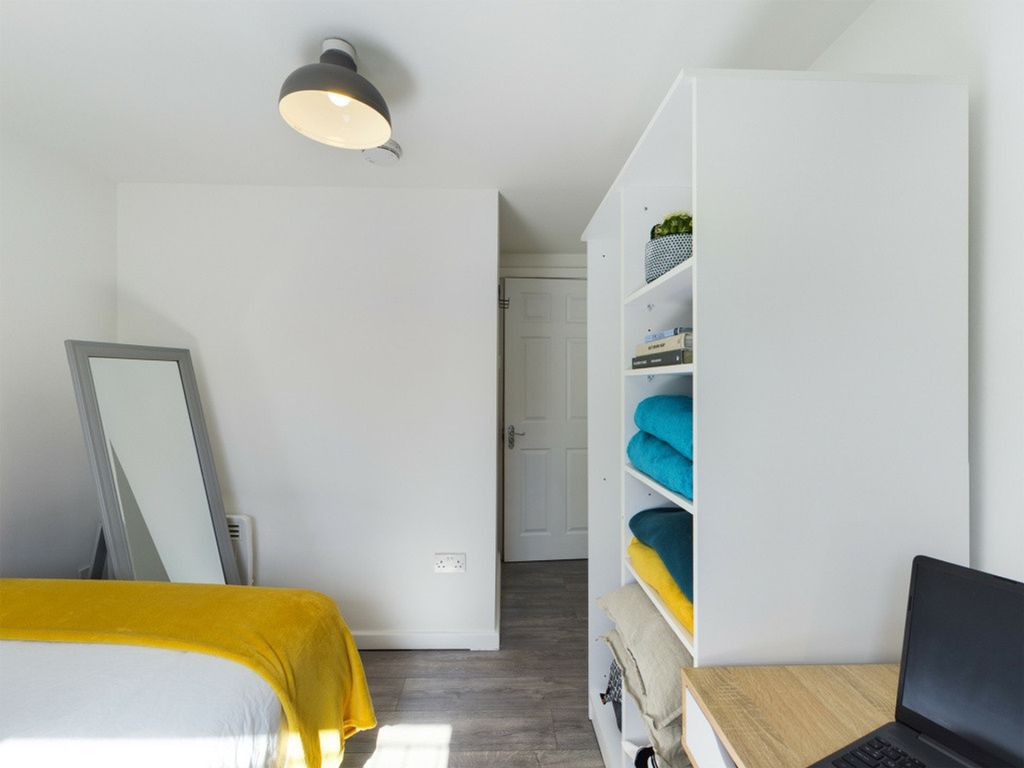 Property photo 3 of 11 A Bright And Tidy Double Bedroom Featuring Stylish...