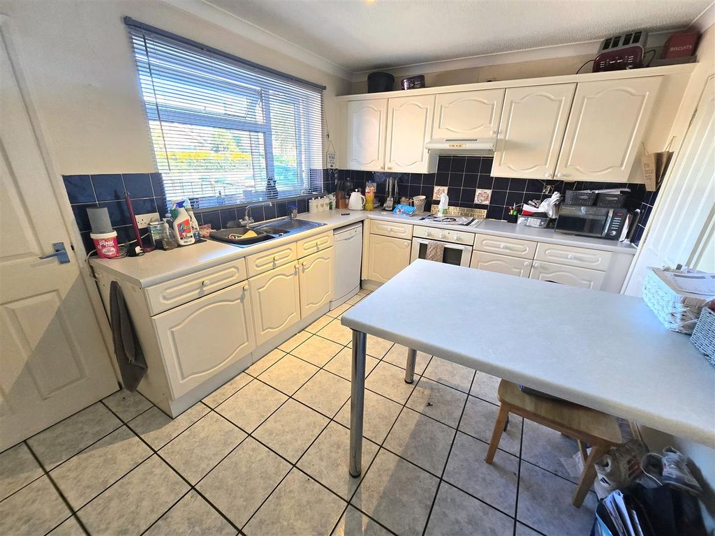 Property photo 3 of 11 Kitchen