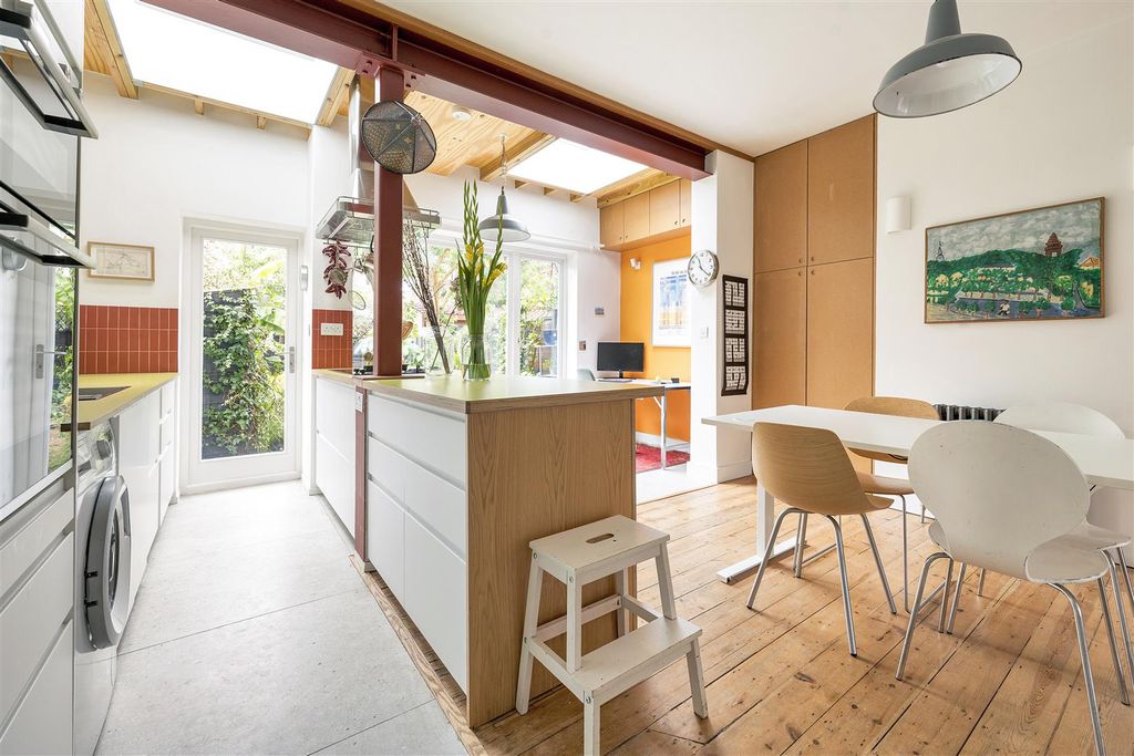 Property photo 3 of 33 Montpelier Gardens, E6